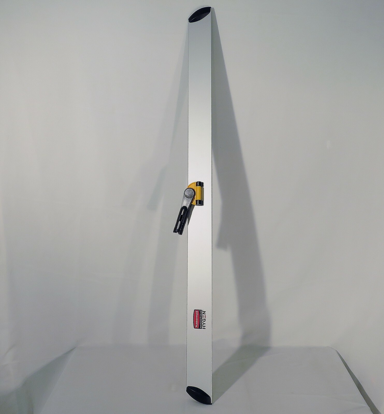 RUBBERMAID Q590 Hygen 48" Quick-Connect Hall Dusting Frame (RCPQ590YEL)