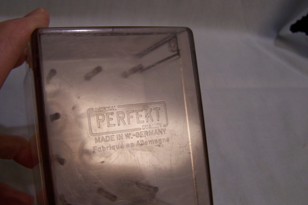 PLASTIC STORAGE SPOOL THREAD BOX WITH HINGED LID