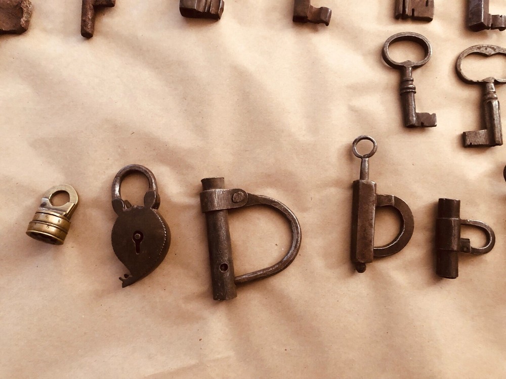 Keys, iron fitting and lock collection.