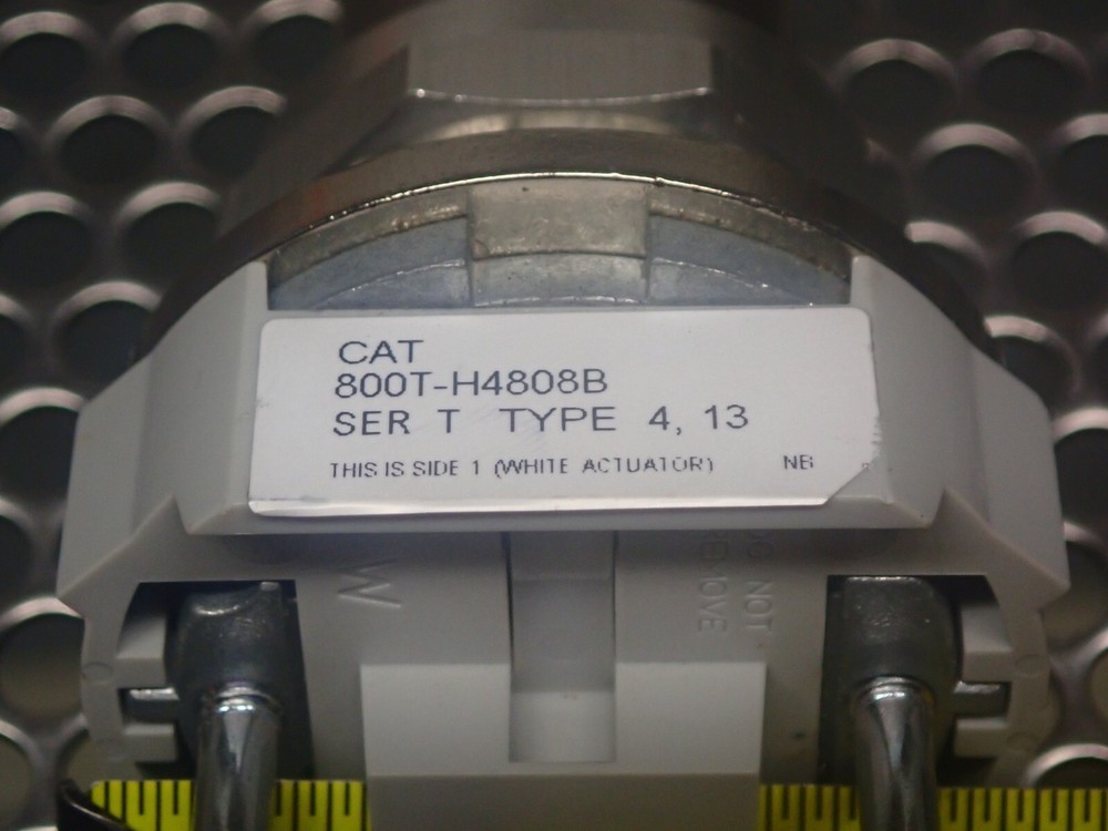 Allen Bradley 800T-H4808B Ser T Keyed Selector Switch Spring Return 2 Position