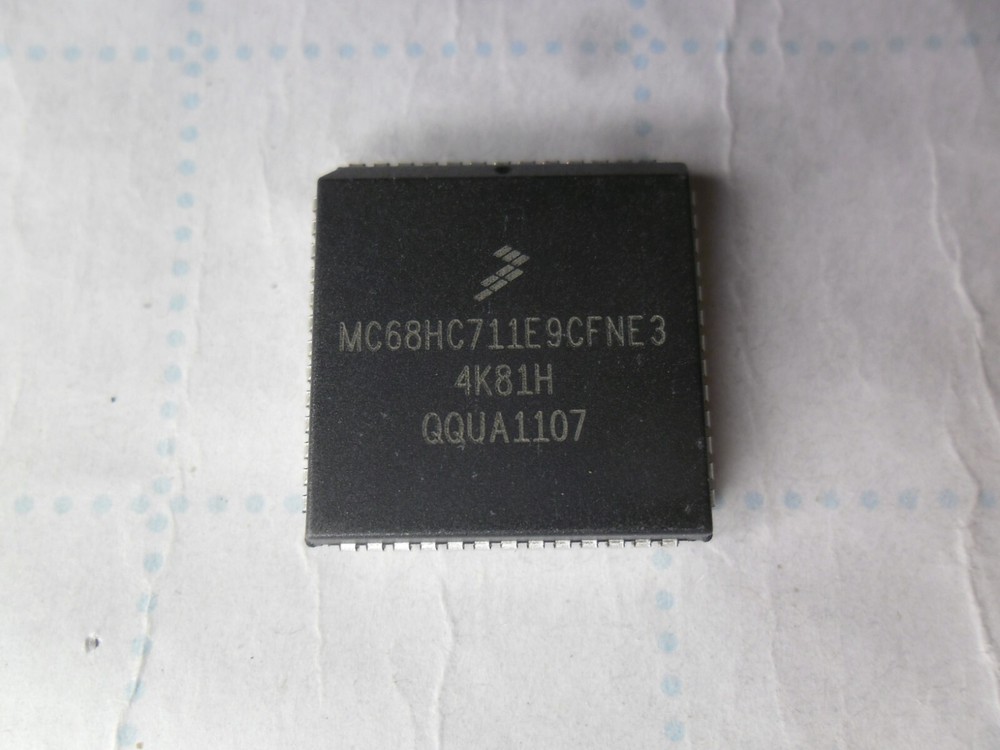 Freescale Semiconductor MC68HC711E9CFNE3 8Bit Microcontroller, PLCC-52