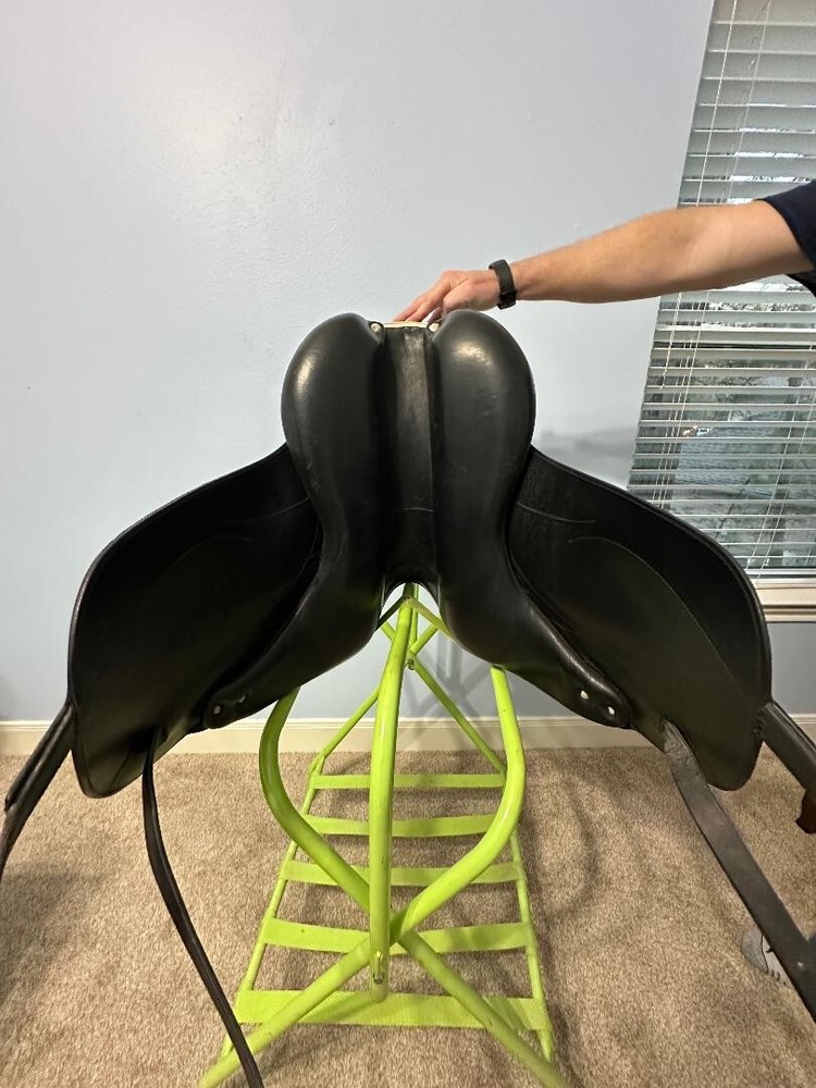 Devoucoux Mendia (now Makila) Saddle 17.5 seat, #2 flaps Medium Tree
