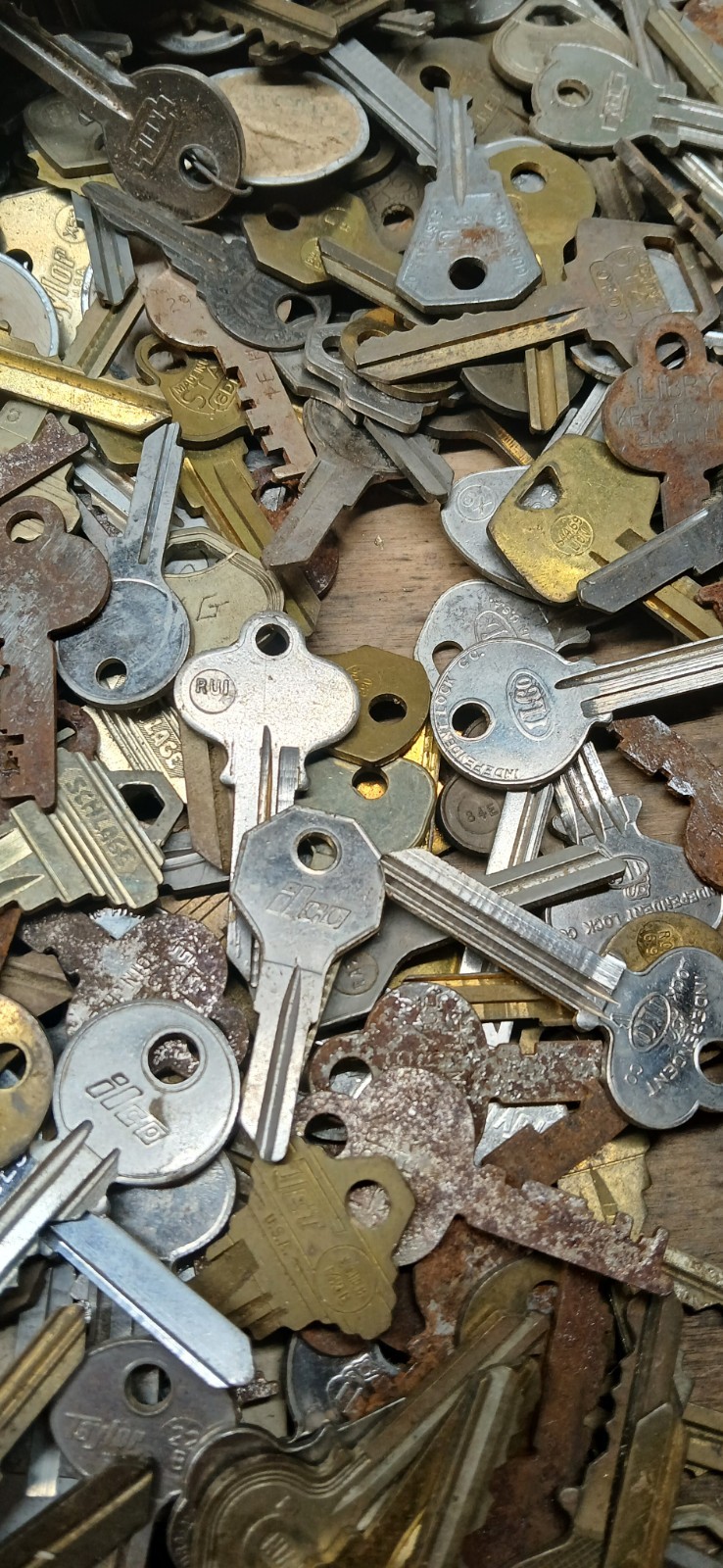 Large Lot 100 Miscellaneous Vintage Keys Padlocks Drawers Doors RANDOM 100 KEYS