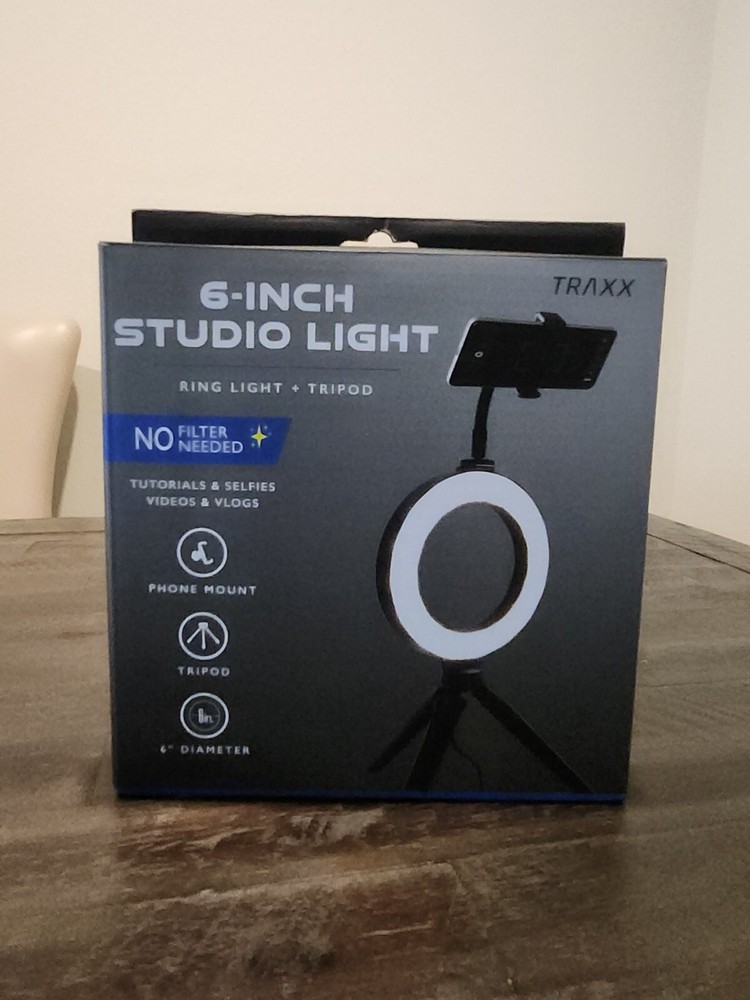 Traxx 6 inch portable studio light w/ tripod