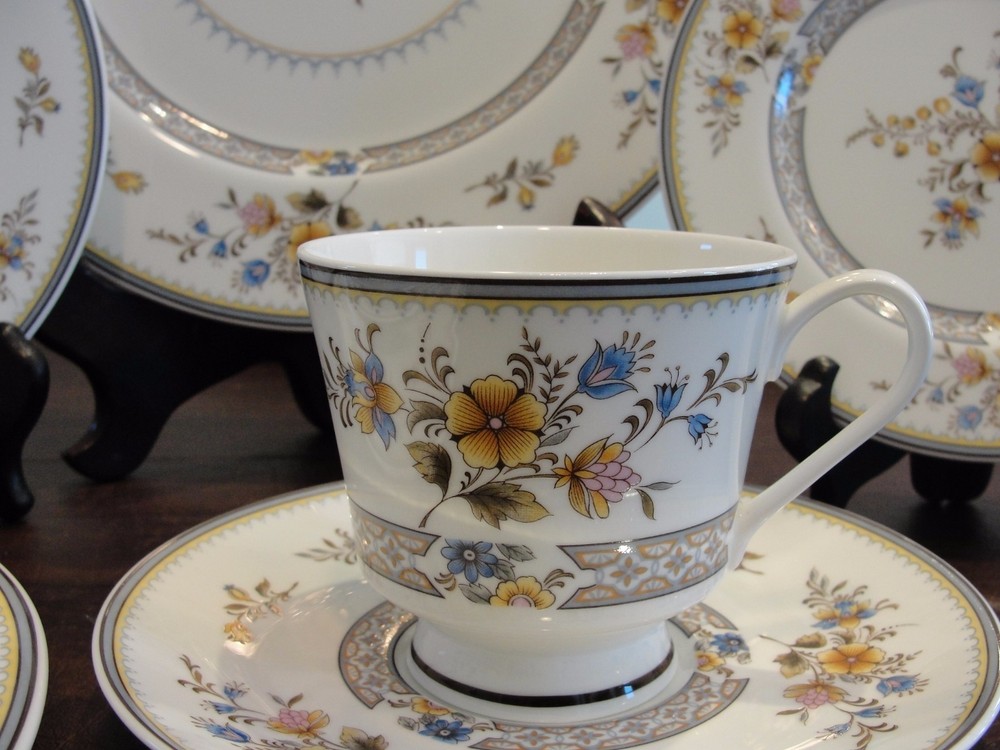 MIKASA CHIPPENDALE 2 5-PIECE PLACE SETTINGS LOT A