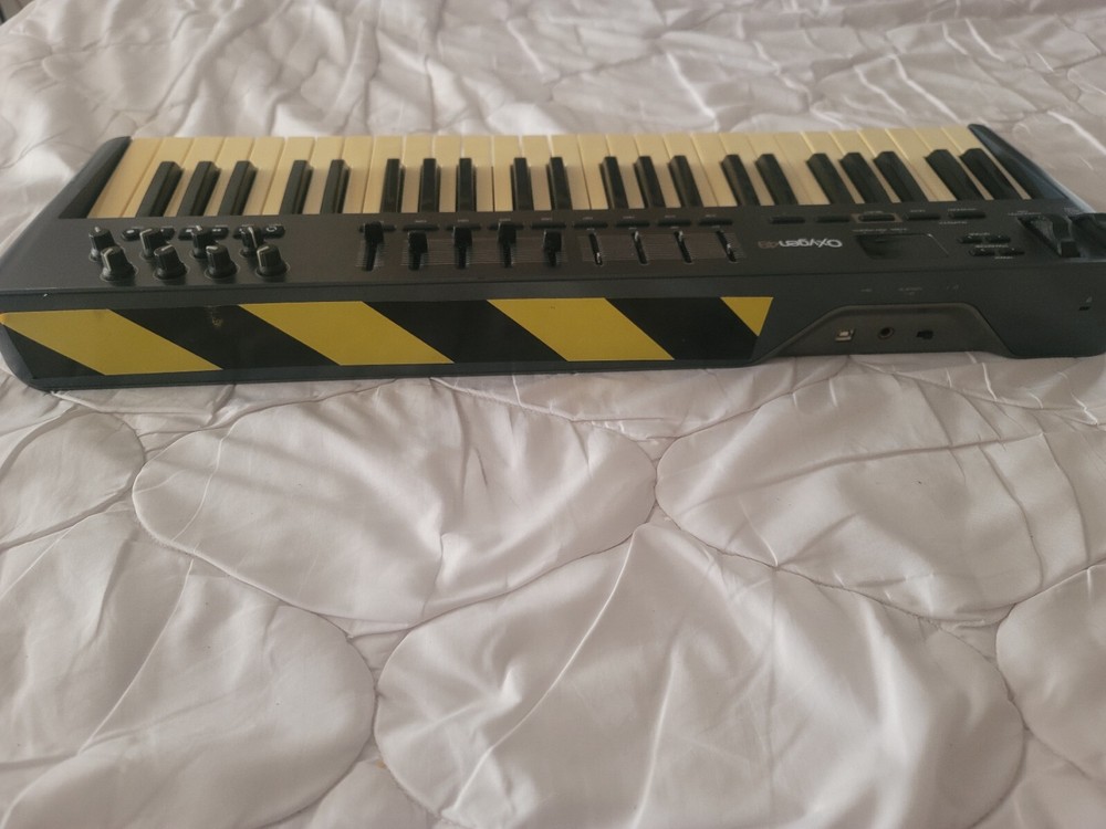 M-Audio Oxygen 49 (3rd Gen) MIDI Controller Keyboard-Missing Four Plastic Knobs