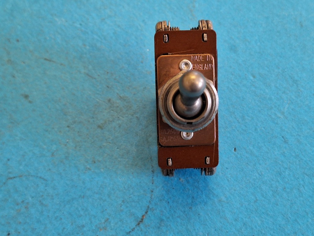 Toggle switch ~ DPDT ~ 250v @ 3A ~ Screw terminals ~ RS Components