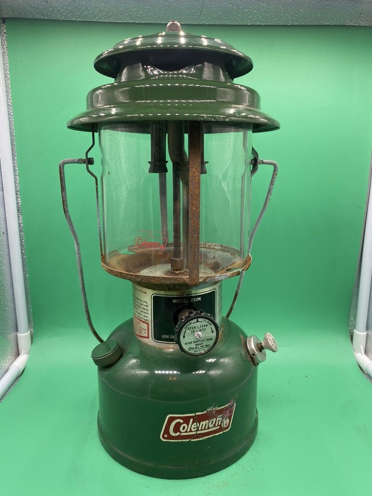 Vintage Coleman Dated 5/82 Double Mantle Lantern Model 220K