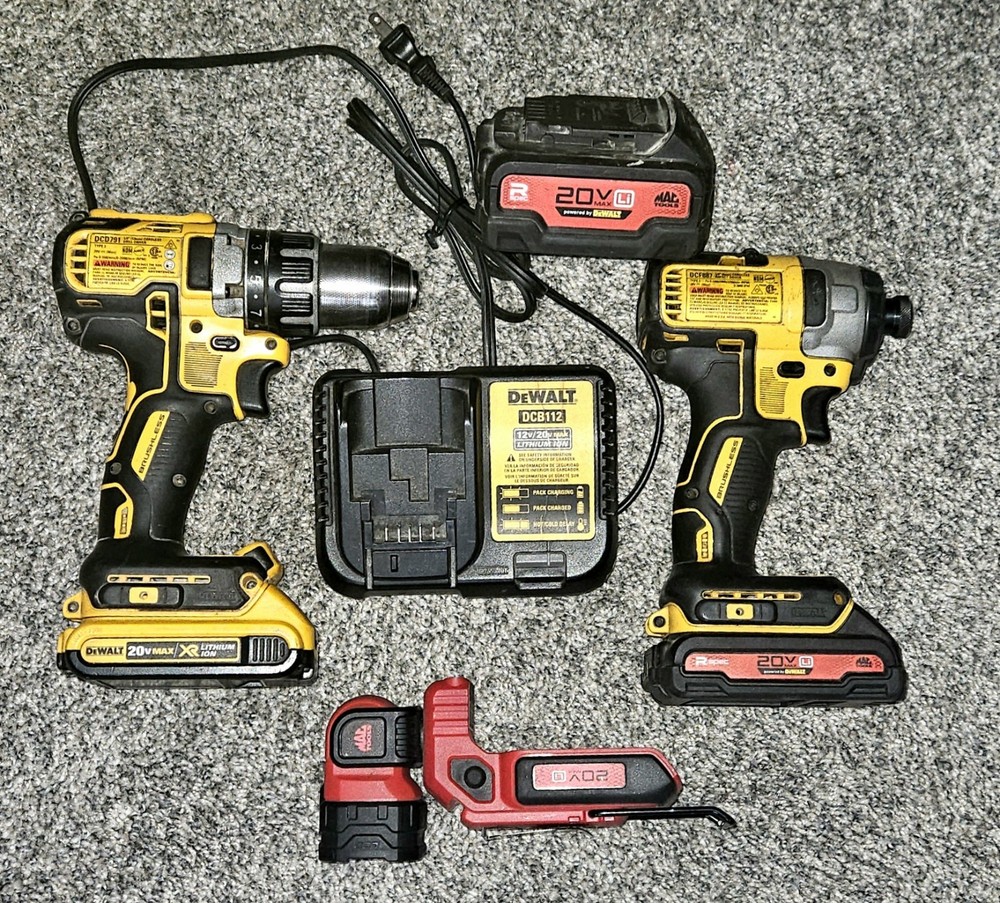 DEWALT 20-Volt MAX Combo Kit - Includes Flashlight