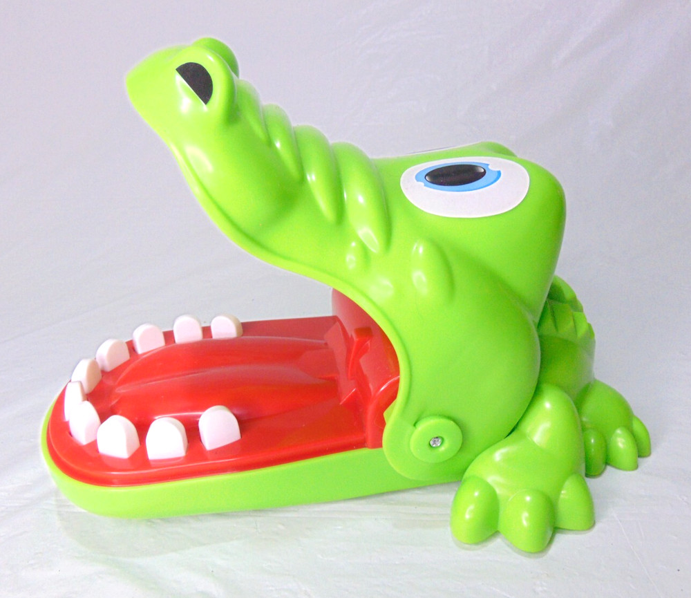2018 Hasbro ALLIGATOR TEETH GAME - BITING FINGER GAME Fun! Large