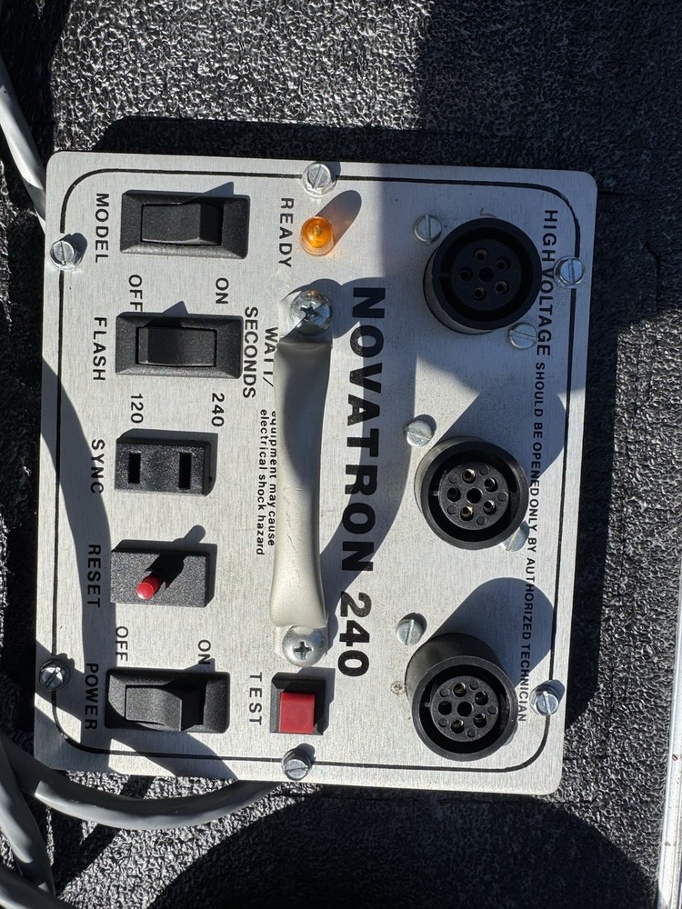 Novatron 240 2 Head Lighting Kit Flash Kit Power Pack w/ Lights