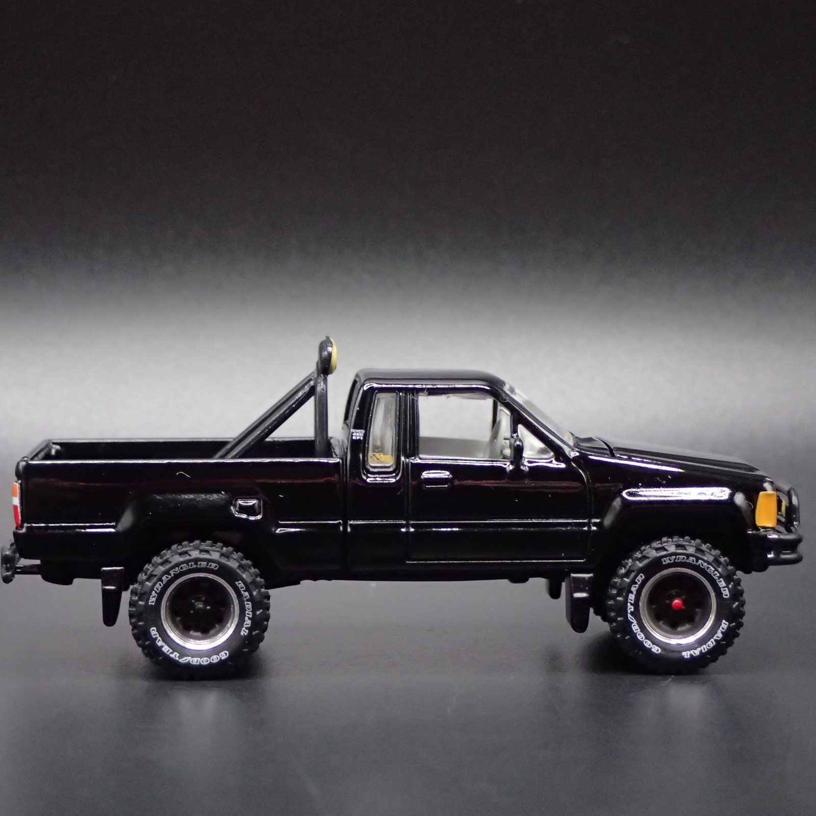 1985 85 TOYOTA SR5 PICKUP TRUCK BACK TO THE FUTURE 1/64 SCALE DIECAST MODEL CAR
