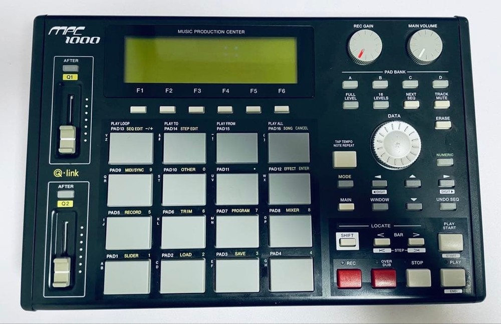AKAI Professional MPC1000 Sampler Sequencer Effector 100V