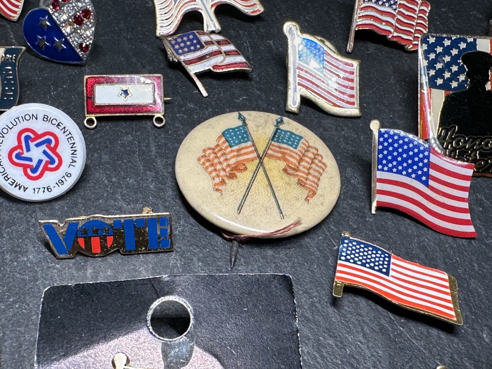 LOT OF 35+ VINTAGE USA PATRIOTIC PINS : FLAGS, VETERANS, '76, MORE I127