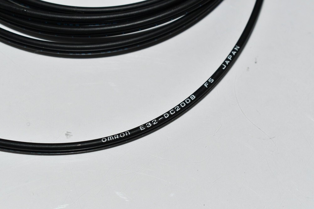 NEW OMRON E32-DC200B Fiber optic sensor head, diffuse, M6 cylindrical axial with