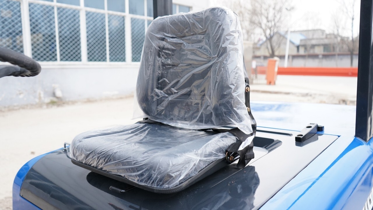 New 2.5 Ton Capacity TYPHON Electric Forklift w 70Ah Charger Lead-acid battery