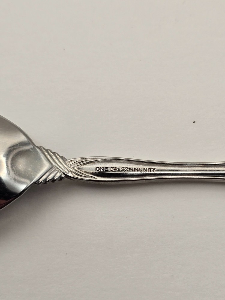 Oneida Silver Glossy Heiress Sugar Shell