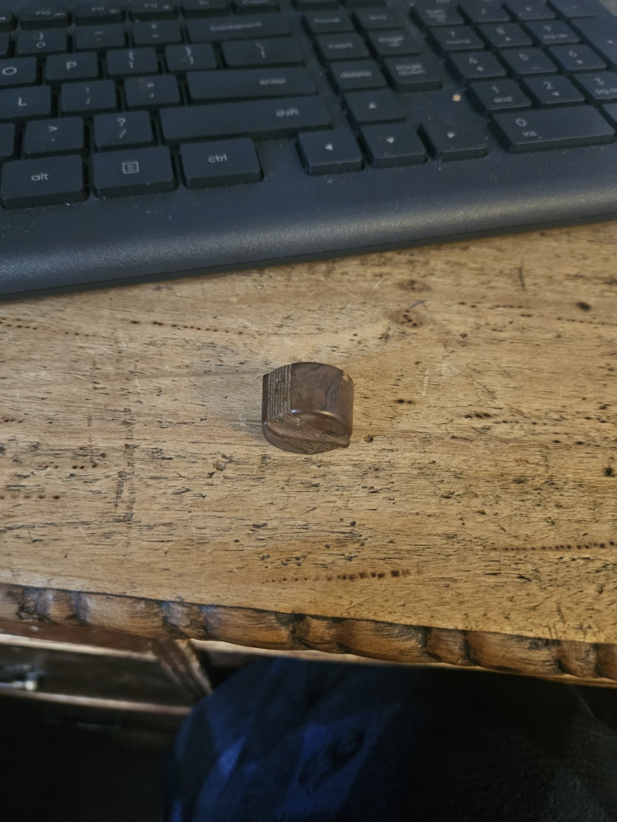 ONE GOOD USED VINTAGE SMALL SILVERTONE BROWN BAKELITE RADIO KNOB 1/4 INCH SHAFT