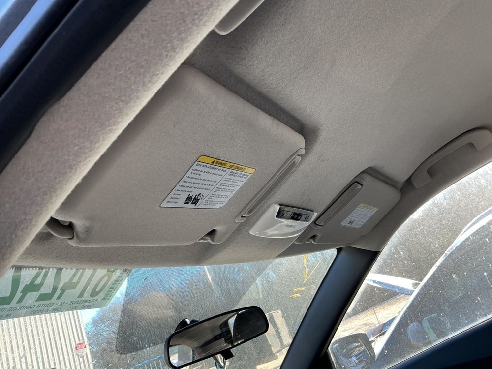 KICKS 2019 Glove Box 4926521
