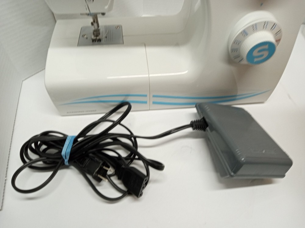 SINGER SEWING MACHINE Model 2263 Tested Works