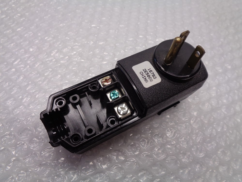 LEVITON 16793 PLUG (AS PICTURED) NSNP