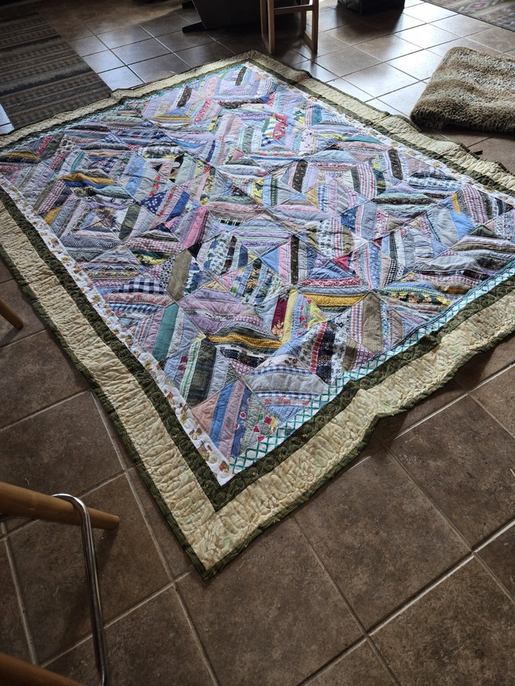 QUILT.  78X96. MACHINE QUILTED.  100 DIFFERENT PATTERNS