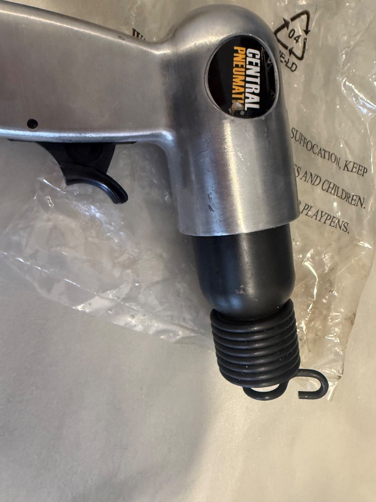 new central pneumatic air hammer chisel new 92037 with bits tools