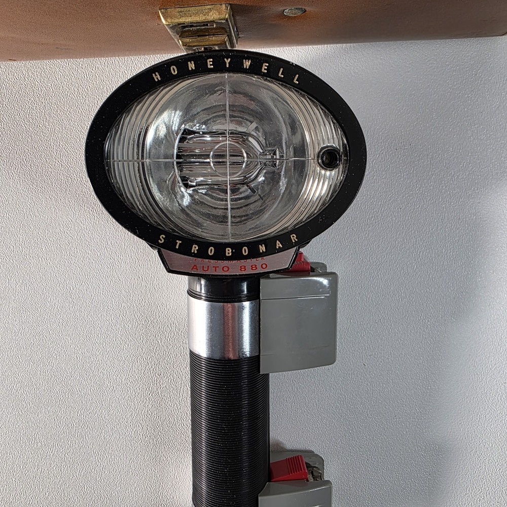 Honeywell flash Auto/Strobonar 880 W/Case Missing Power Cord Untested