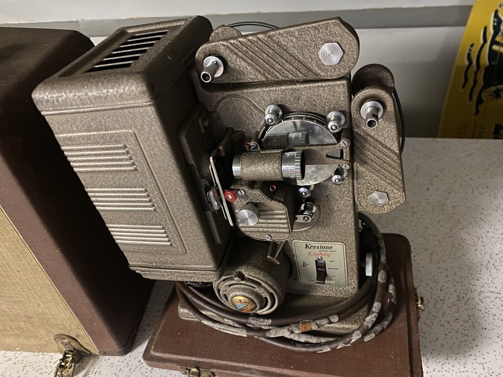 Keystone eighty projector. 1950’s, Vintage. 8mm, Complete with case. Working.