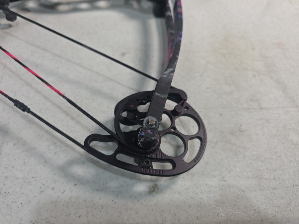 New Breed Genetix Compound Bow 26 Draw 40 Draw Weight