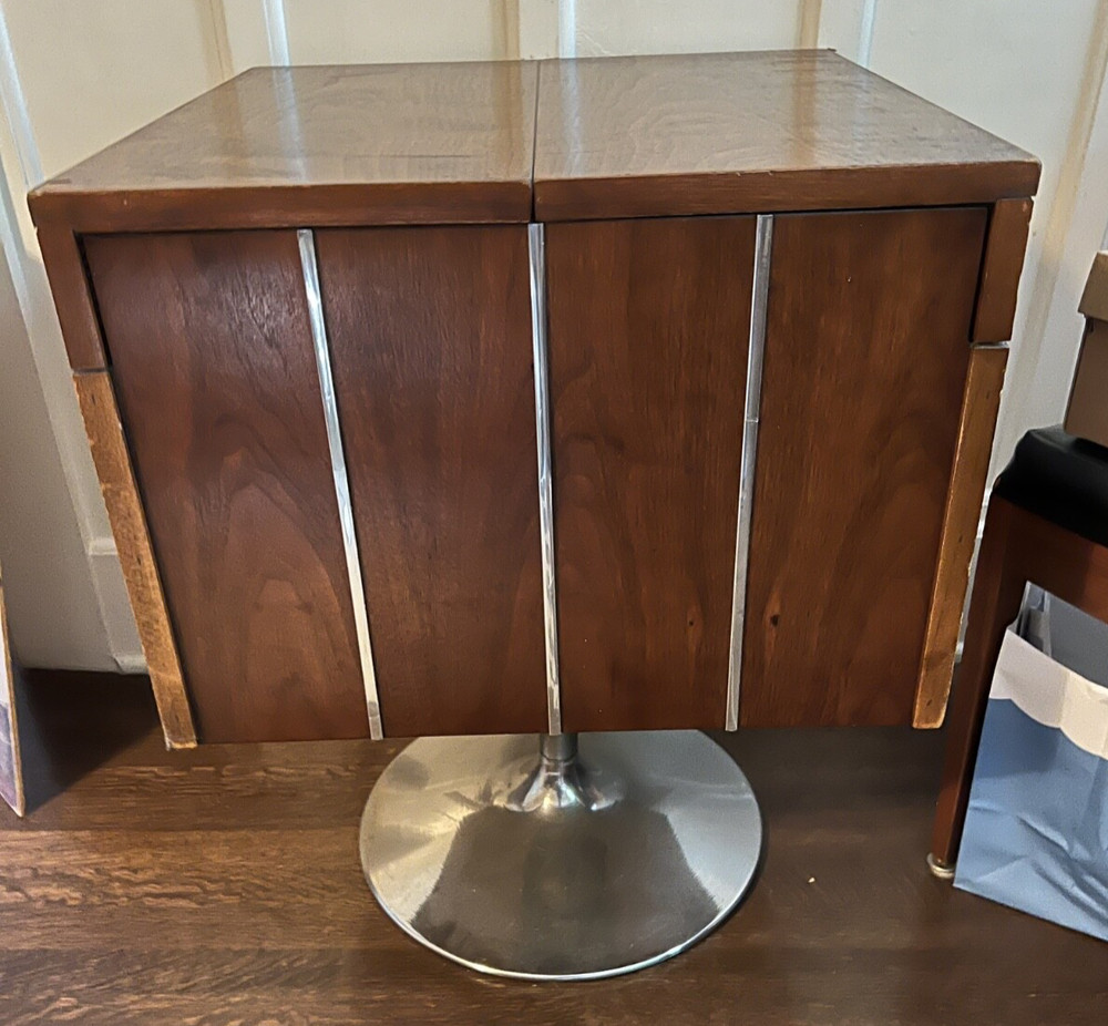 Art Deco Walnut - Square Pedastal Bar