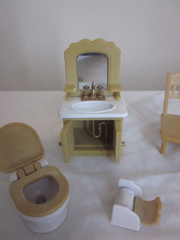 Calico Critters Bathroom Pieces and misc