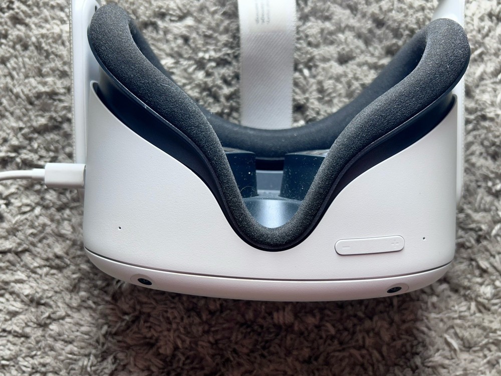 Oculus Quest 2 (128GB) Virtual Reality Headset OG NO CONTROLLERS WORKING