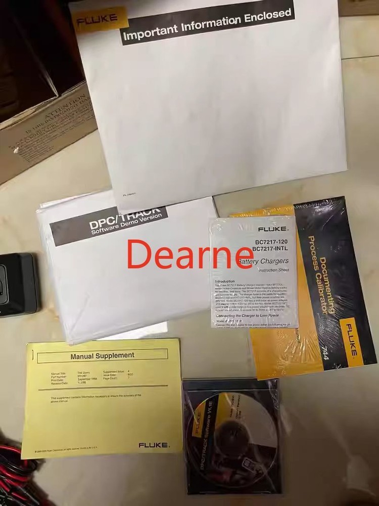 Fluke 744 Documenting Multifunction Process Calibrator & Leads, Battery, Charger