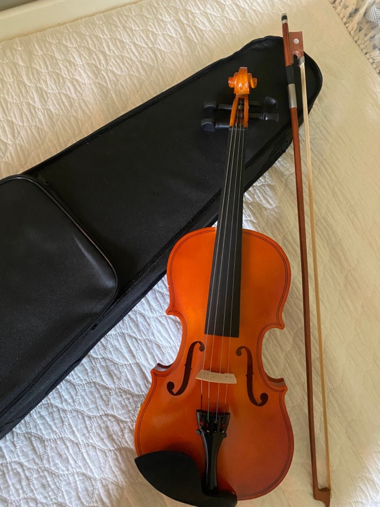 Light brown violin with bow and resin