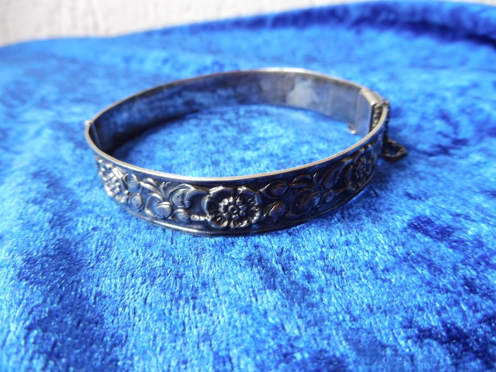 Beautiful Old Bangle, 835 Silver, Flower Relief