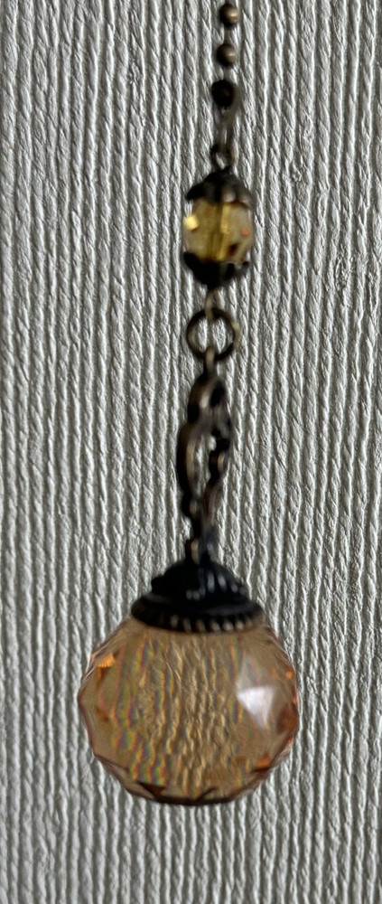 Decorative chain pull featuring amber crystals
