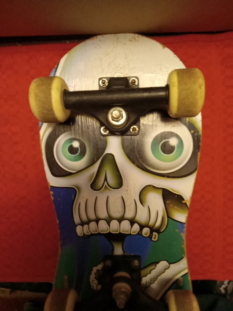 A VINTAGE 18inch×9 Scateboard .