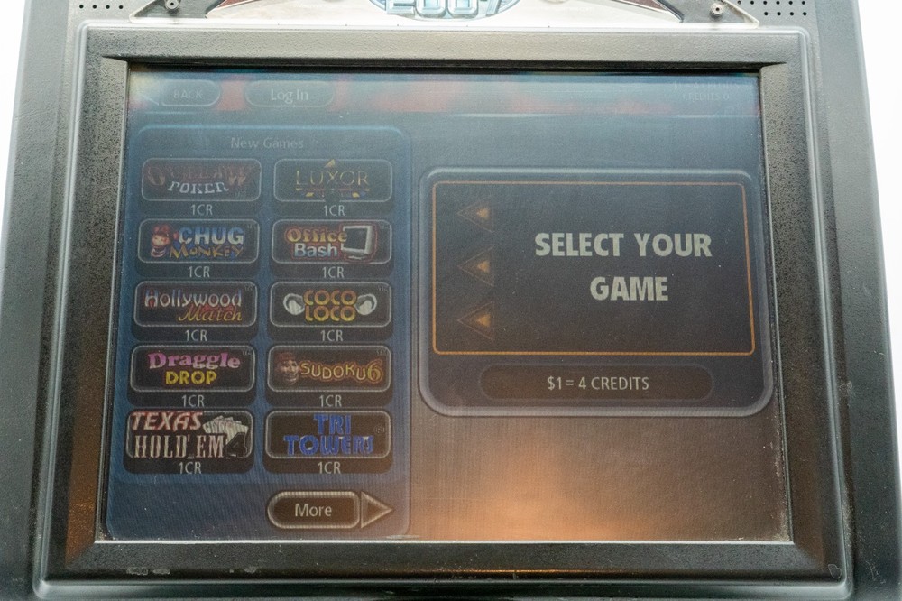 2007 MegaTouch EVO 15" LCD Megatouch Touchscreen Bartop Game