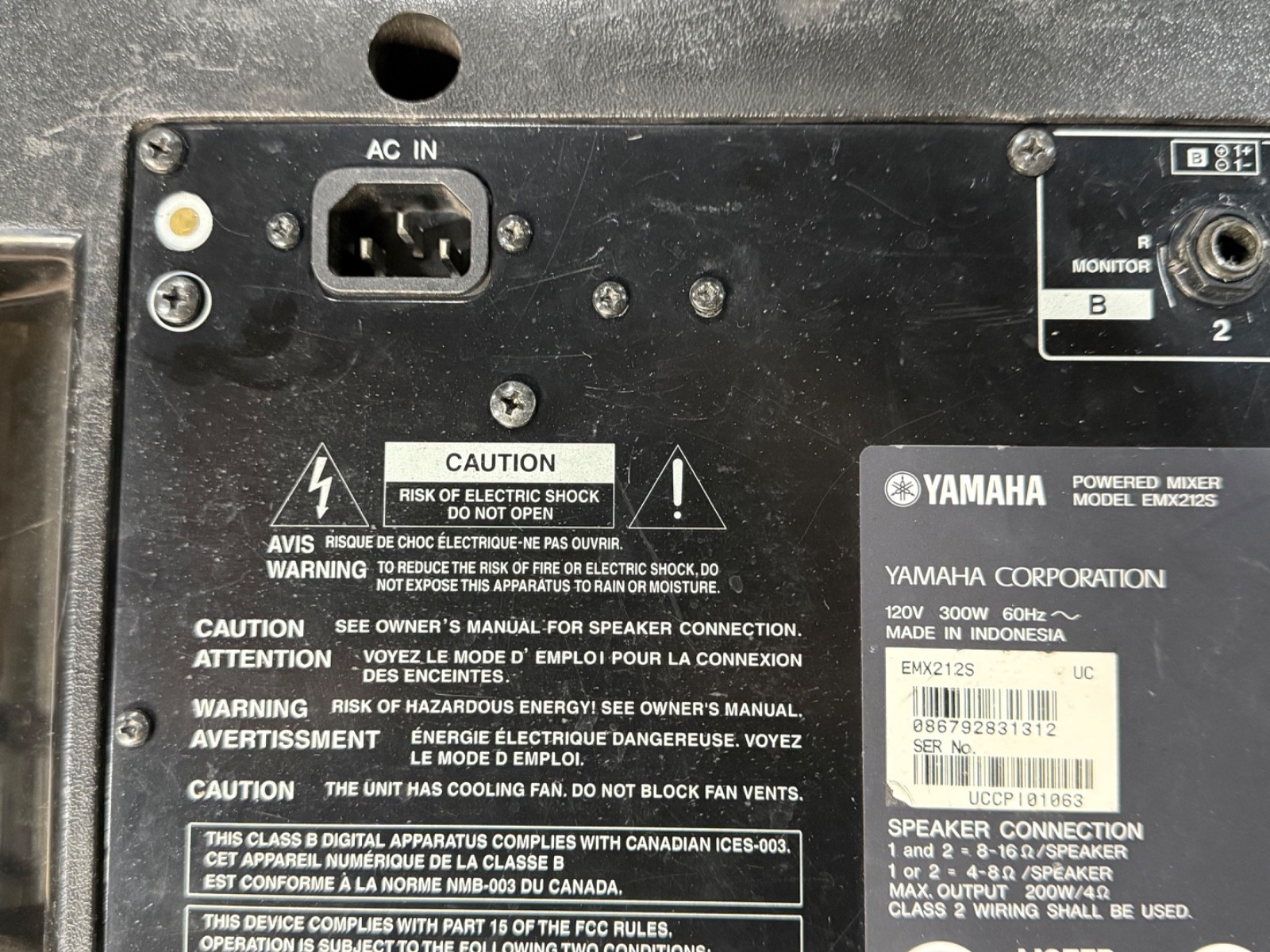 Yamaha EMX212S 12-Channel Stereo PA Powered Mixer Digital Effects 300-Watt 120V