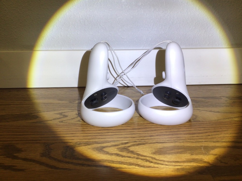Oculus Quest 2 VR With case, and extra battery pack!