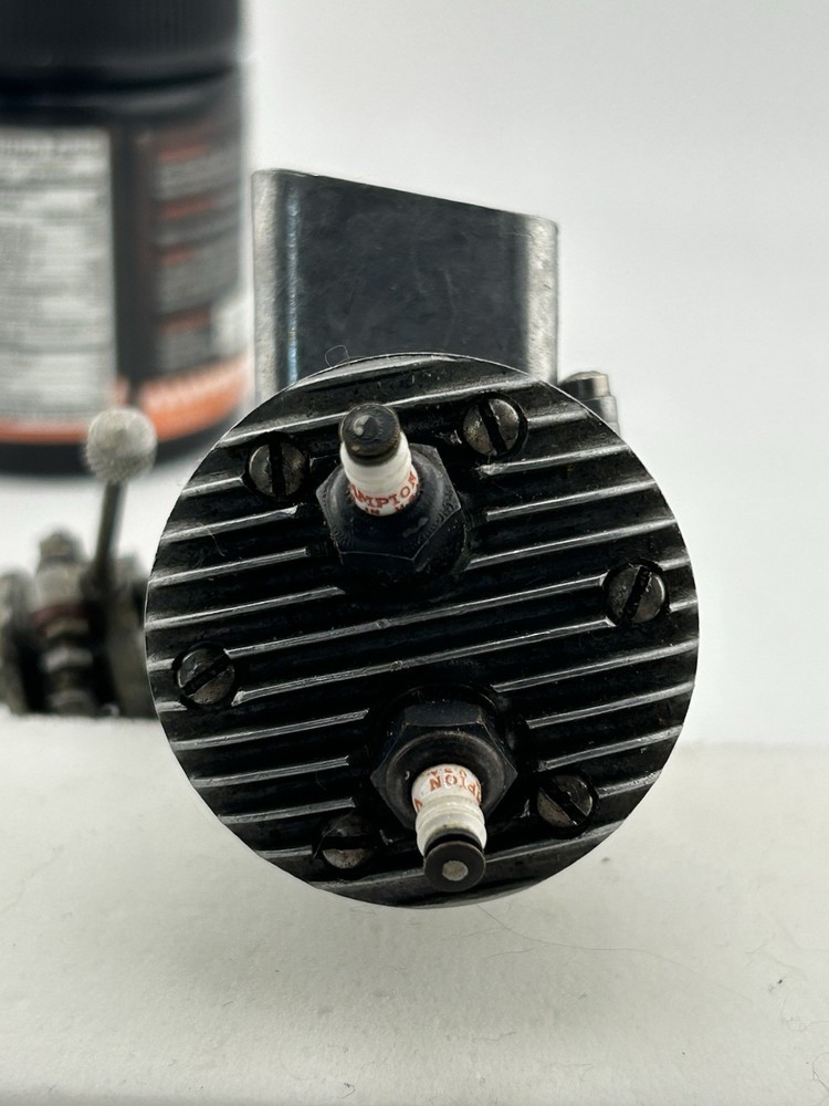 Vintage Super CYCLONE Dual plug Airplane Engine w/Compression