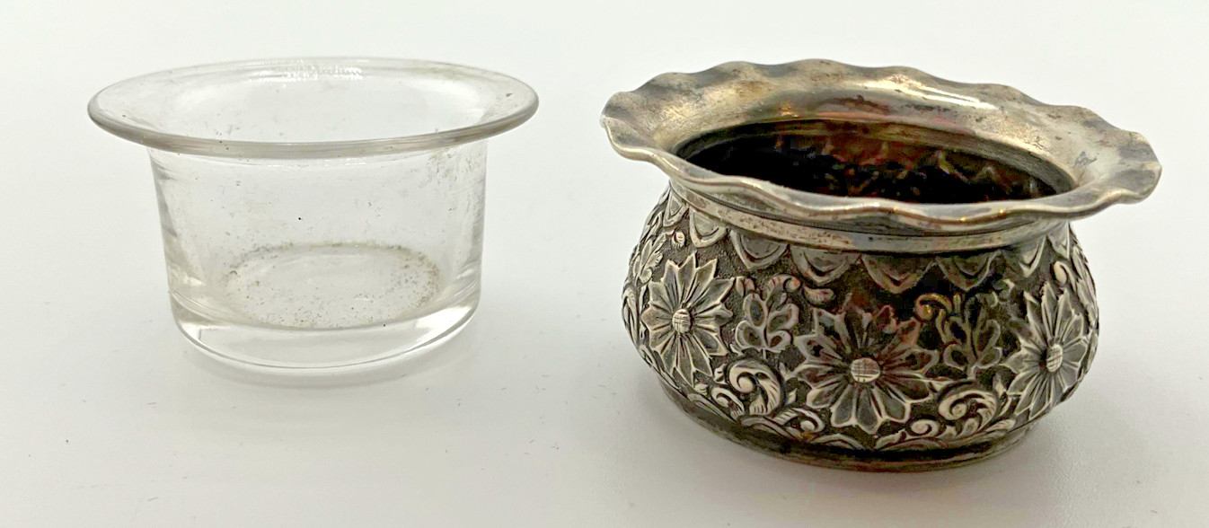 S Kirk & Son Sterling Silver Repousse Salt Cellar + 6 Spoons - 925 Sterling