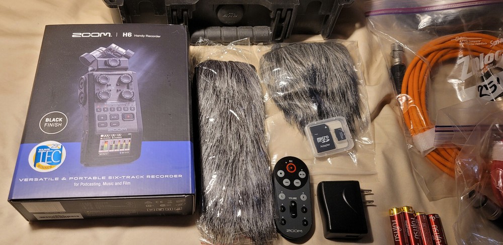 Zoom 6 + ALL Mic Assormtents + Hardcase + Cable --NEVER USED