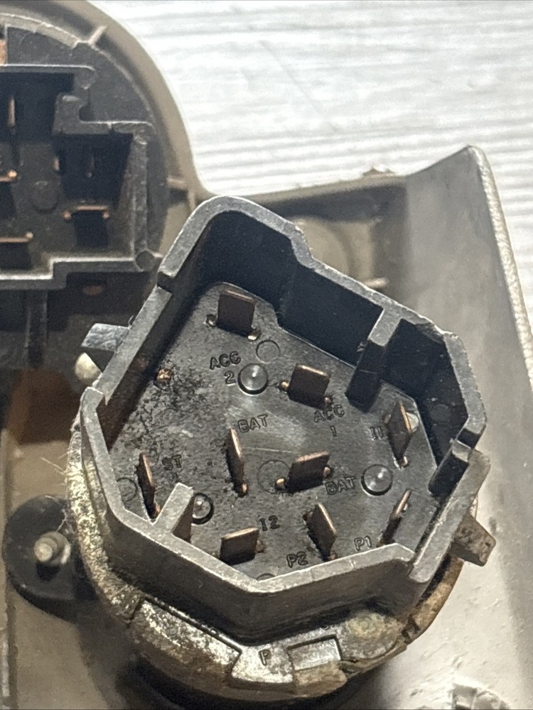 Ford L8513 IGNITION Dash Panel - Used | 80044B79 Broken