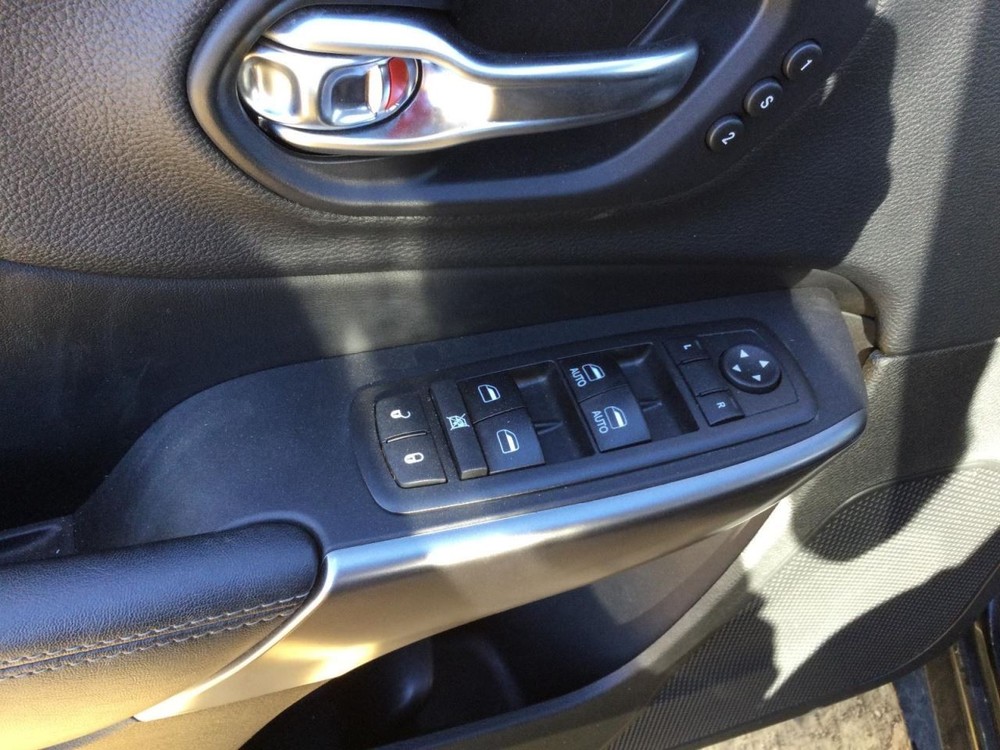 CHEROKEE 2019 Glove Box 4915157