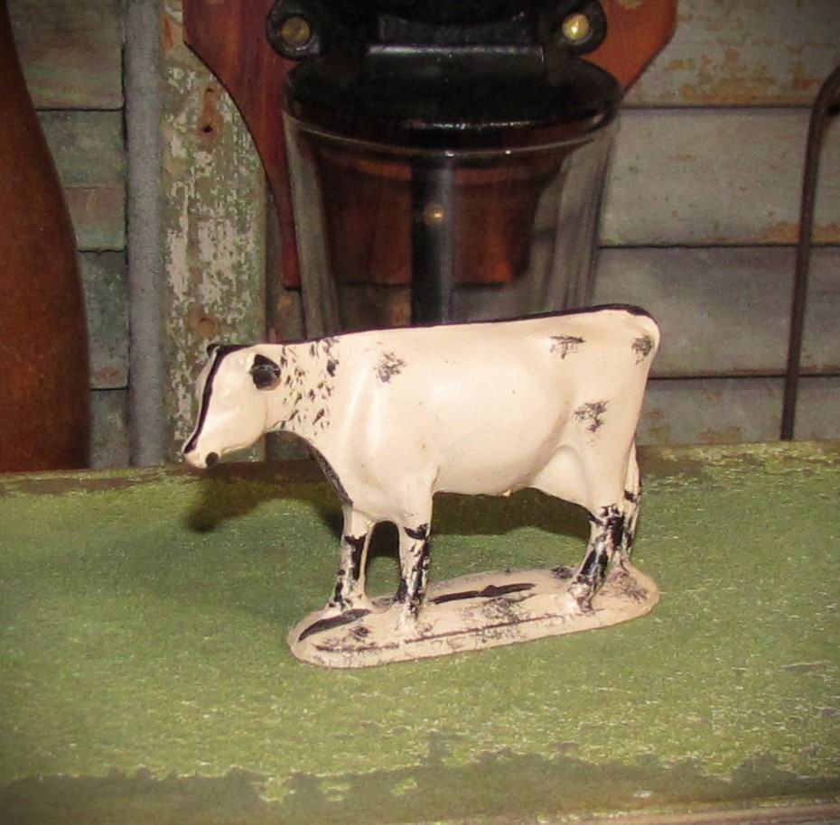 Primitive 3.5" Antique White Resin Holstein Country Farm Dairy Vtg Style Toy Cow