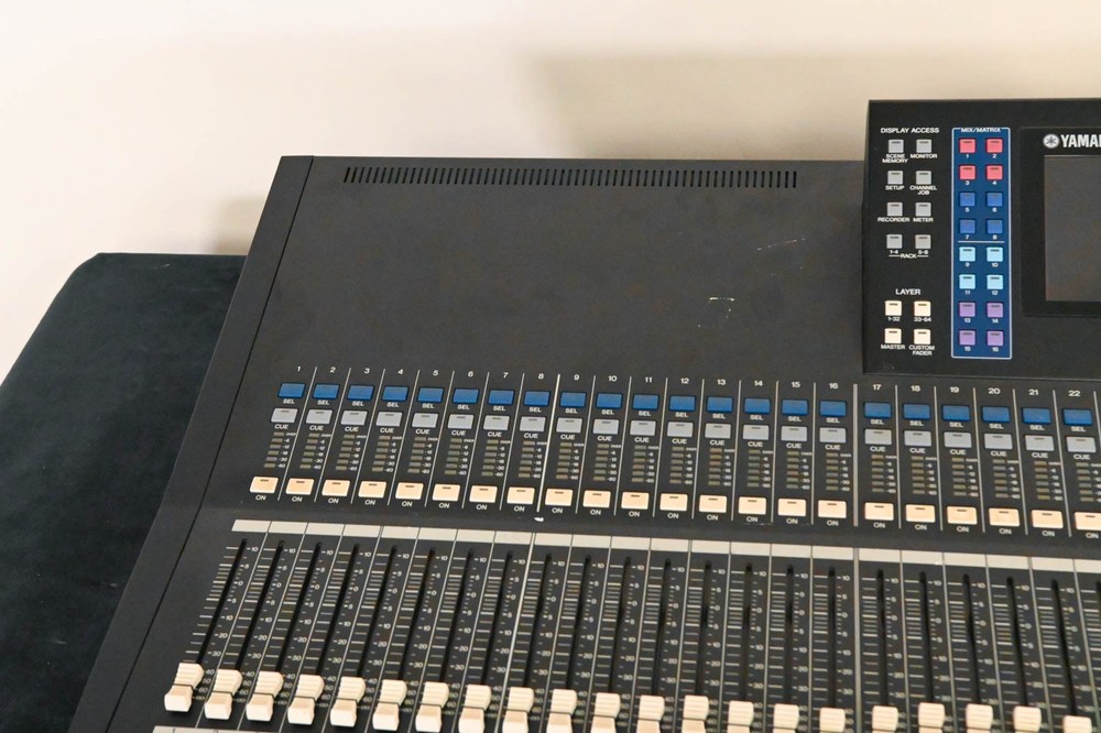 Yamaha LS9-32 32-Input Digital Mixing Console CG01WVS