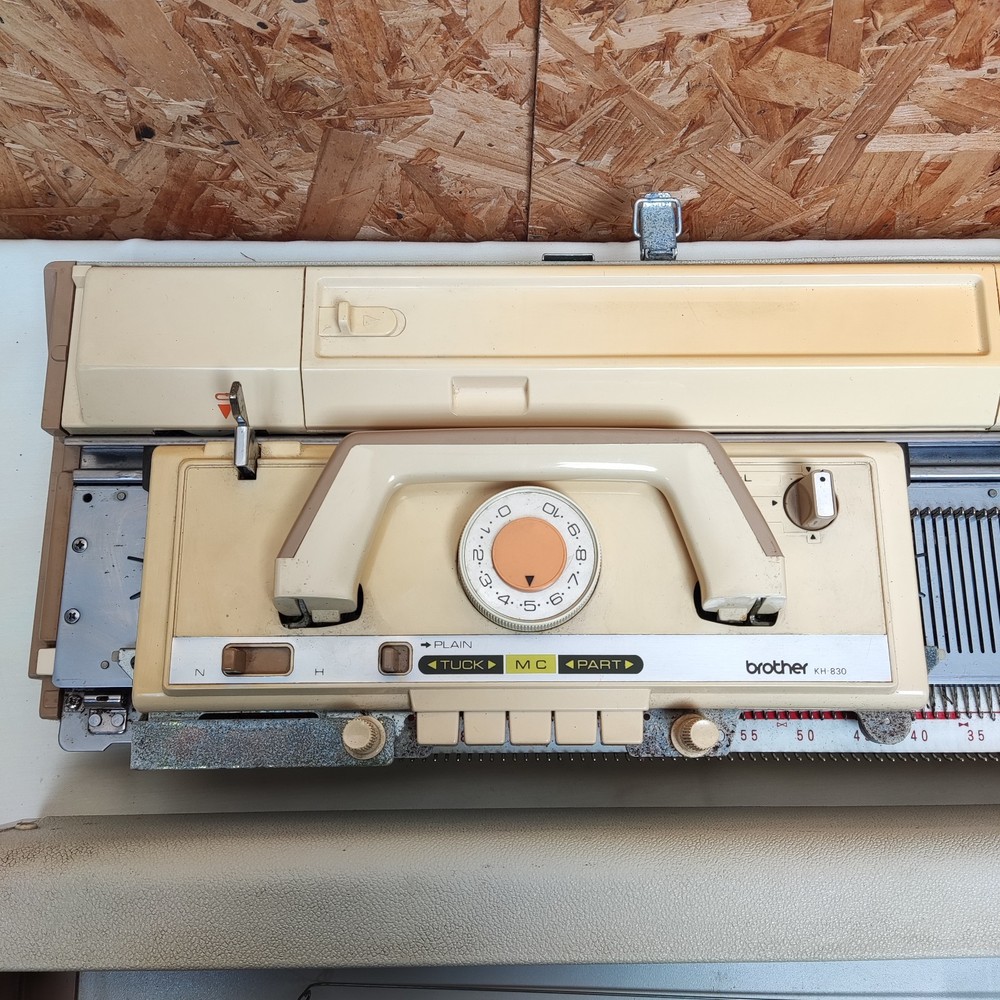 BROTHER KH-830 KNITTING MACHINE WITH ACCESSORIES READ DESCRIPTION