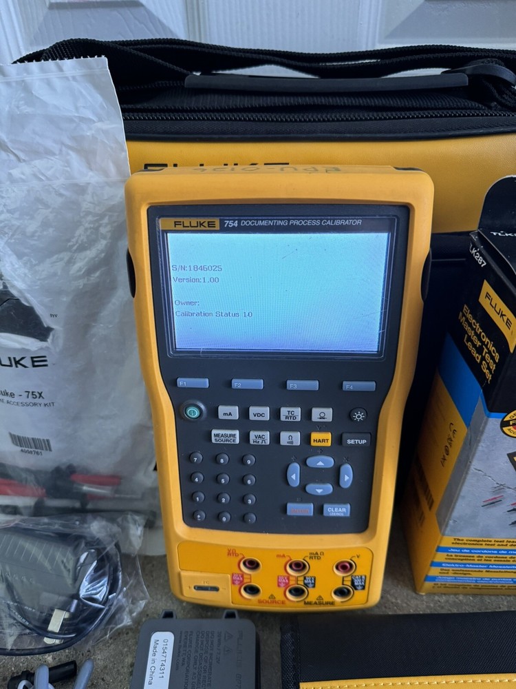 Fluke 754 Documenting Process Calibrator W / NEW TLK287 LEADS & EXTRA BATTERY